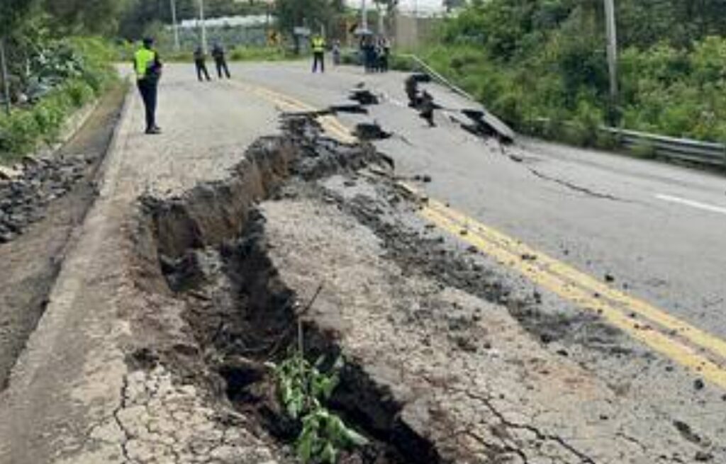 Cierran la carretera Tenango-Tenancingo, aparece socavón que abarca los tres carriles