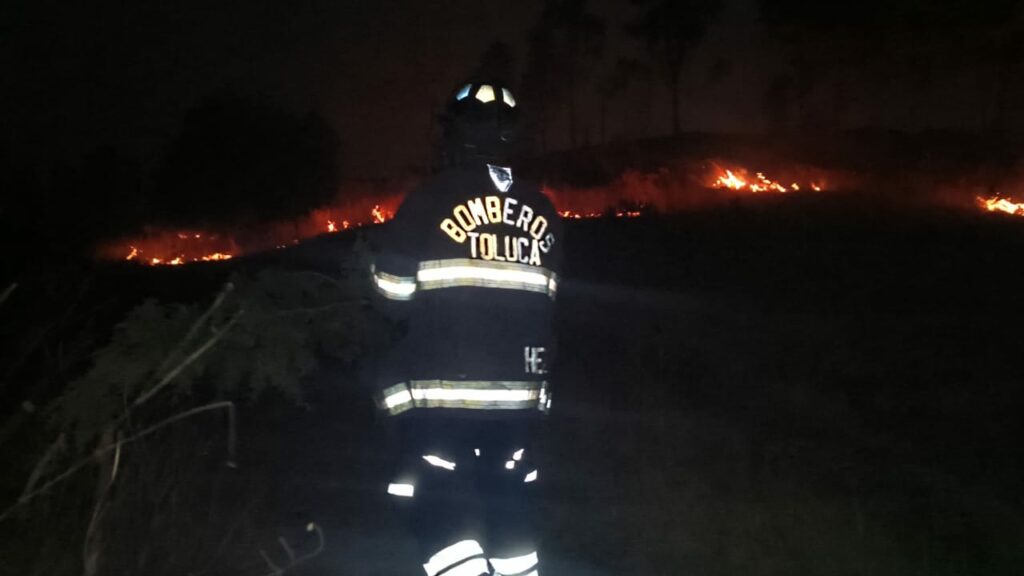 Bomberos de Toluca luchan para sofocar incendio de pastizal en San Luis Obispo