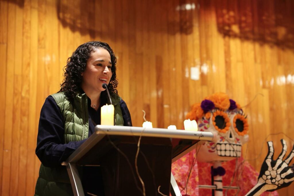 El IEEM mantiene vivas las tradiciones con ofrenda de Día de Muertos