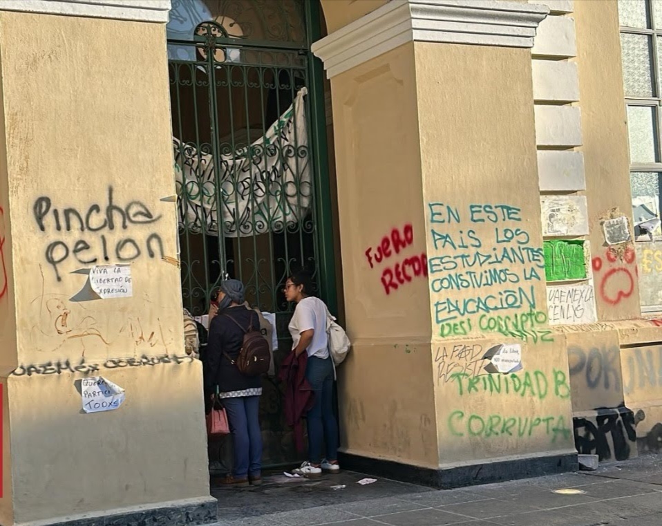 Estudiantes toman  Rectoría de la UAEMex; rompen el diálogo