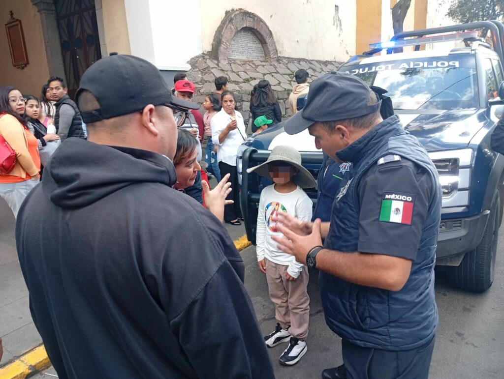 Rescatan policías de Toluca a niño perdido y lo entregan sano y salvo a su familia