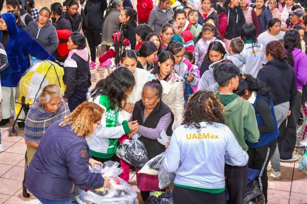 UAEMéx entregó en Amecameca más de 10 mil artículos de su Colecta Regional de Invierno 2025