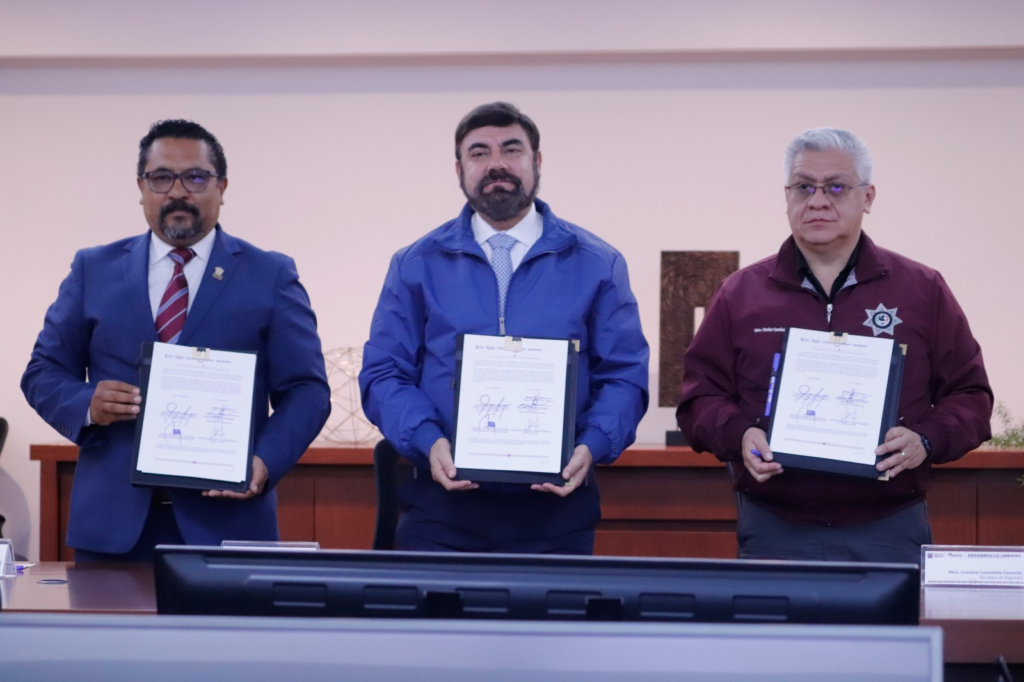 Funcionarios firman convenio para mejorar el desarrollo de obra pública en Edoméx