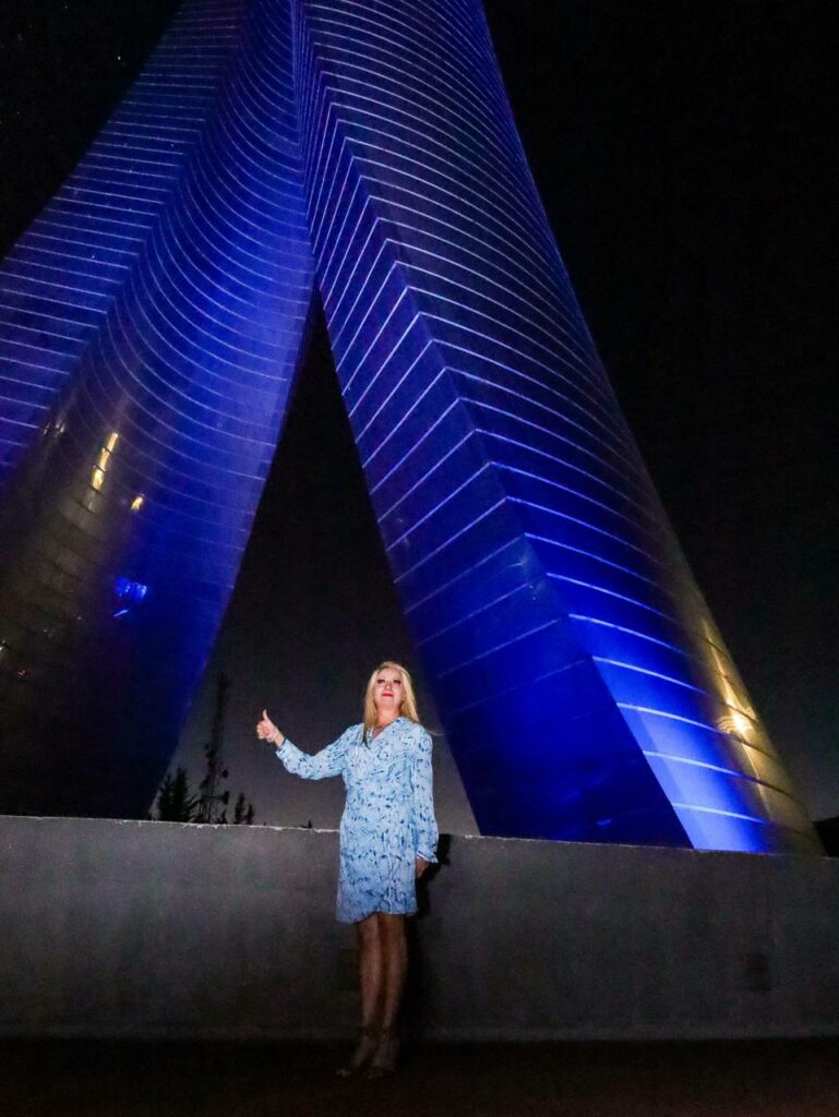 Torres Bicentenario en Toluca se iluminan de azul para concientizar sobre el Síndrome de Angelman