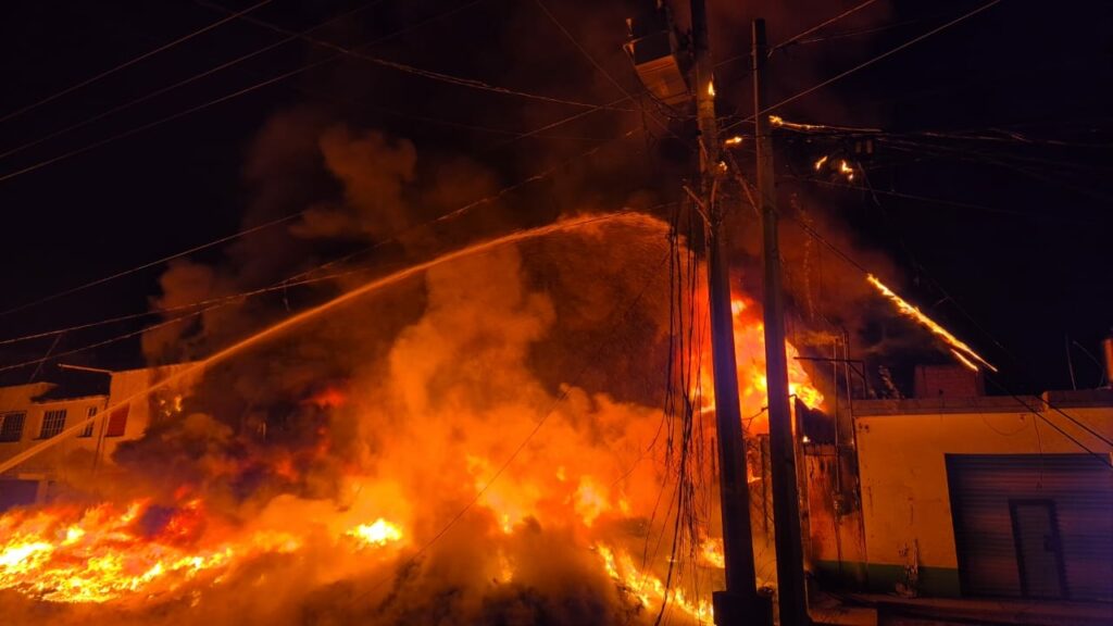 Se incendia bodega de plásticos en Toluca