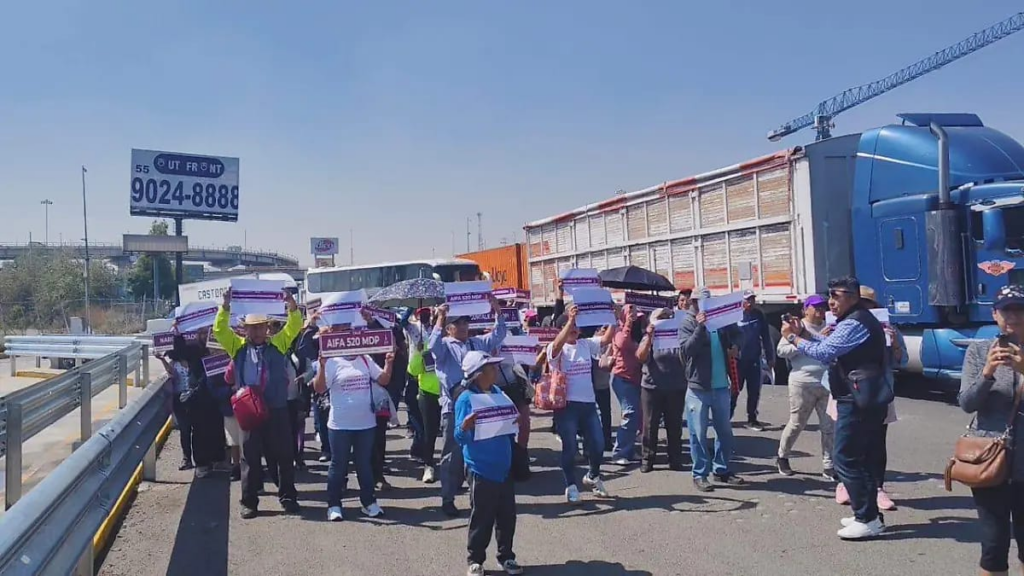 Vecinos de Tultitlán toman la caseta de Tepotzotlán para exigir retirar el nombre de “Cuarta Transformación”