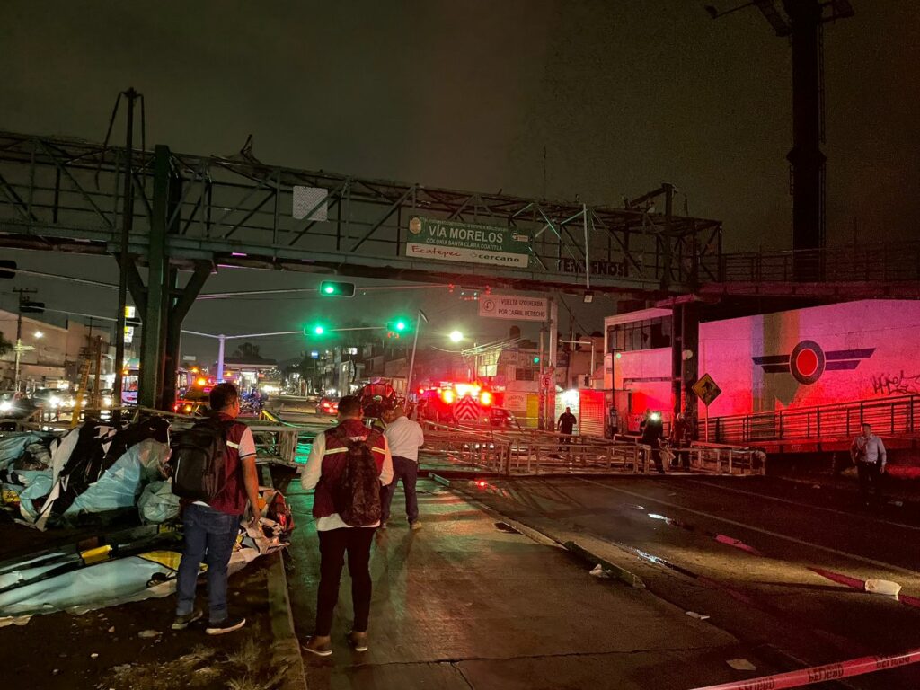 Rachas de viento derriban espectacular sobre la vía Morelos en Ecatepec