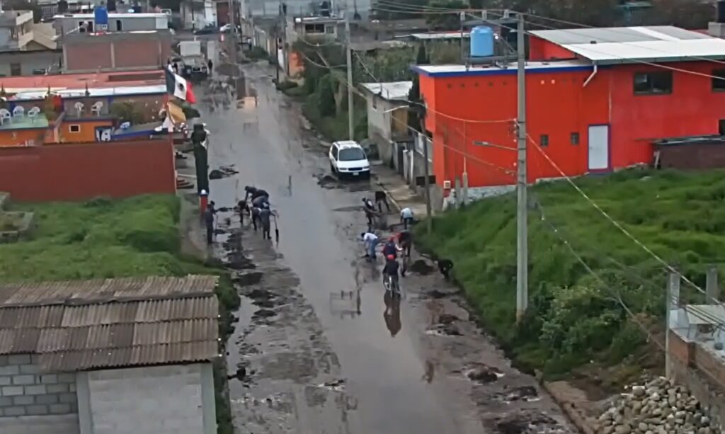 Se desborda río Alcalica en Amecameca; hay tres viviendas y vehículos afectados
