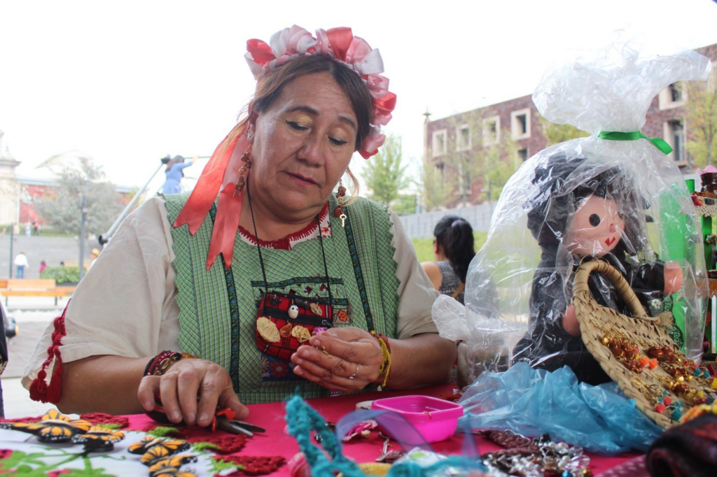 Artesanas y artesanos de Metepec elaboran bolsas con hoja de maíz
