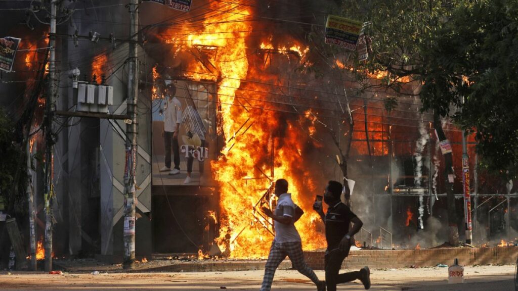 Bangladesh vive jornada mortal: 57 muertos en protestas contra el gobierno