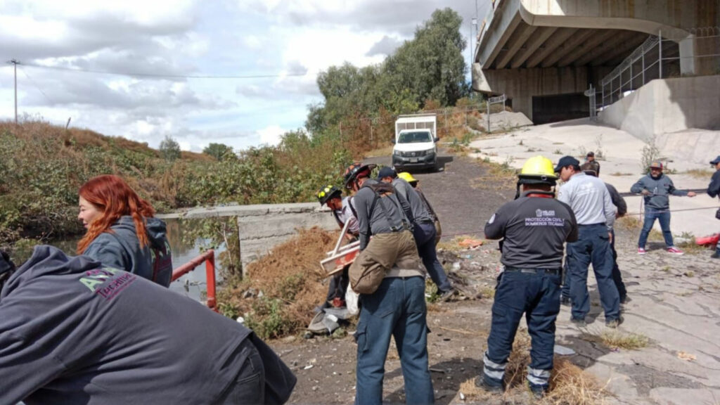 Rescata PC Tecámac cachorra atrapada en la planta de riego Chiconautla