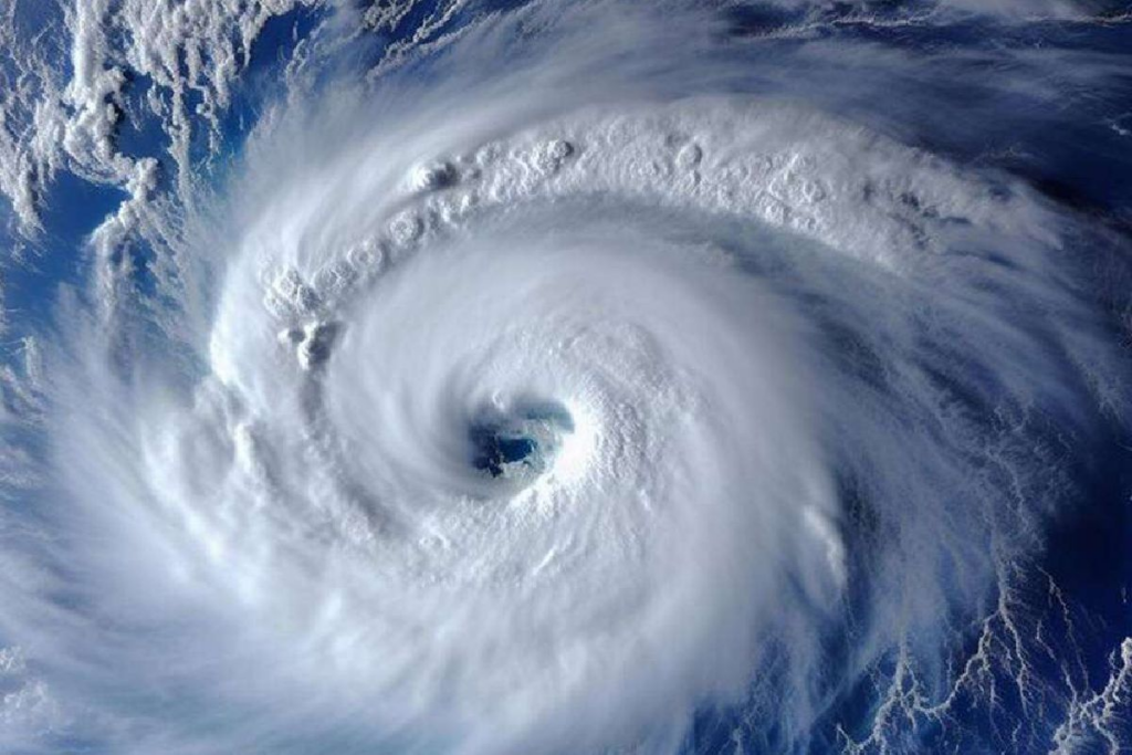 Ciclón Nadine, al 70% de formarse y muy cerca de Quintana Roo