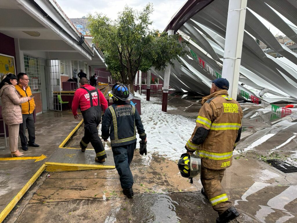 Se desploman techumbres en escuelas y bodega por granizada en Ecatepec