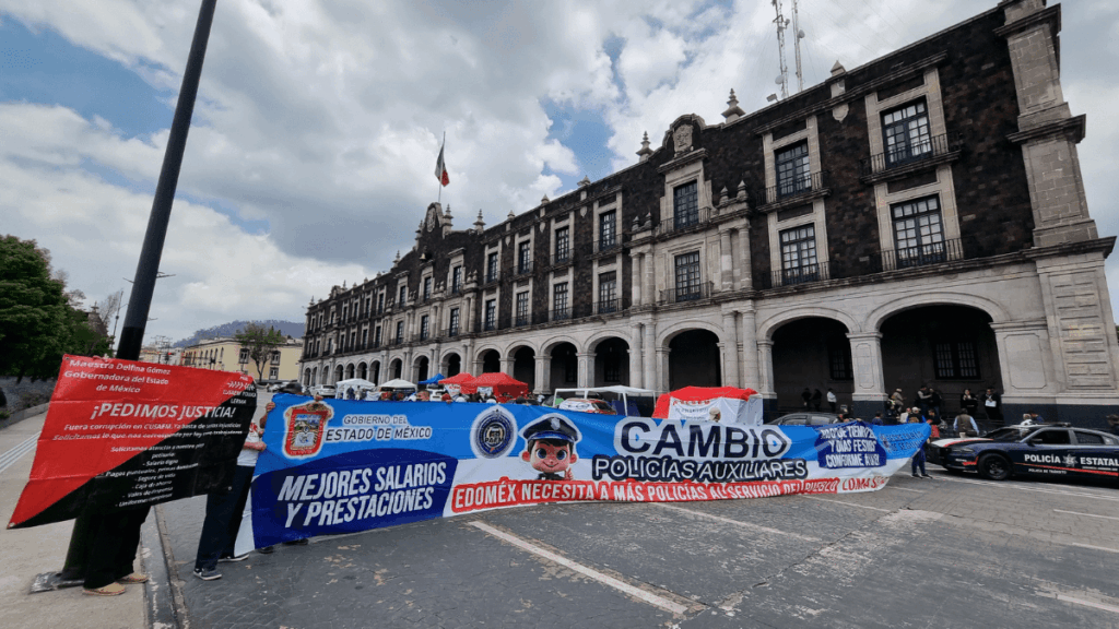 Se manifiestan elementos de CUSAEM en Toluca; exigen mejoras laborales
