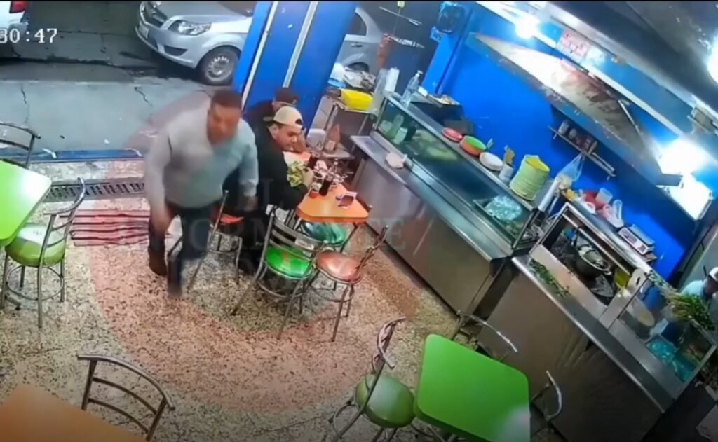 Hombre amenaza a taqueros por negarle servicio en local; sólo había venta para llevar