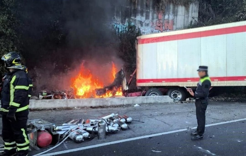 Incendio de tráiler provoca movilización en la autopista México–Toluca
