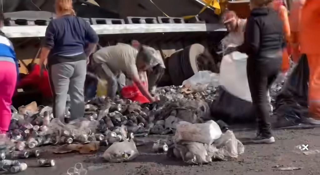 Desata rapiña volcadura de tráiler con cerveza en la Ecatepec-Pirámides