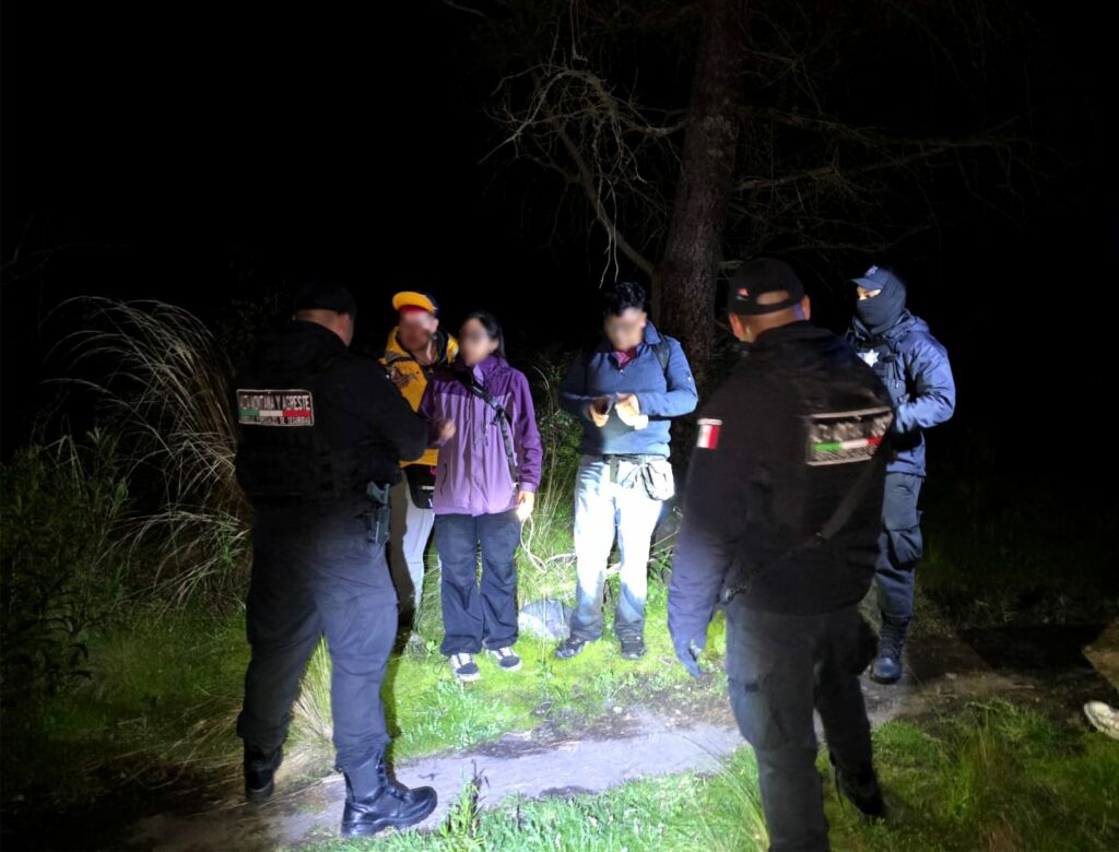 Hallan con vida a senderistas que se extraviaron en el Iztaccihuatl