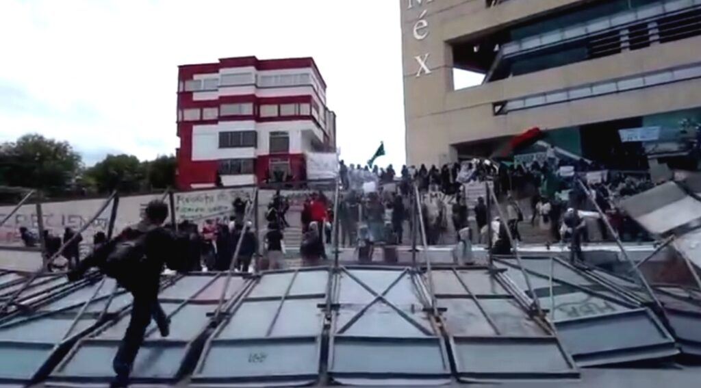 Estudiantes derriban vallas de metal que protegían edificio administrativo de la UAEMéx