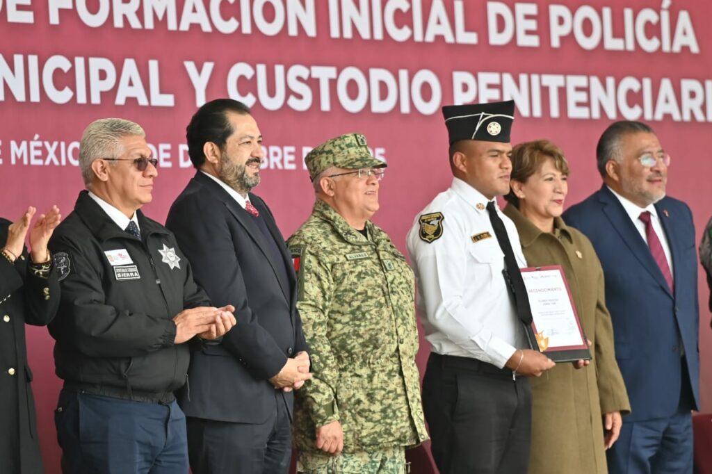 Asiste Francisco Vázquez a graduación de elementos policiales y custodios