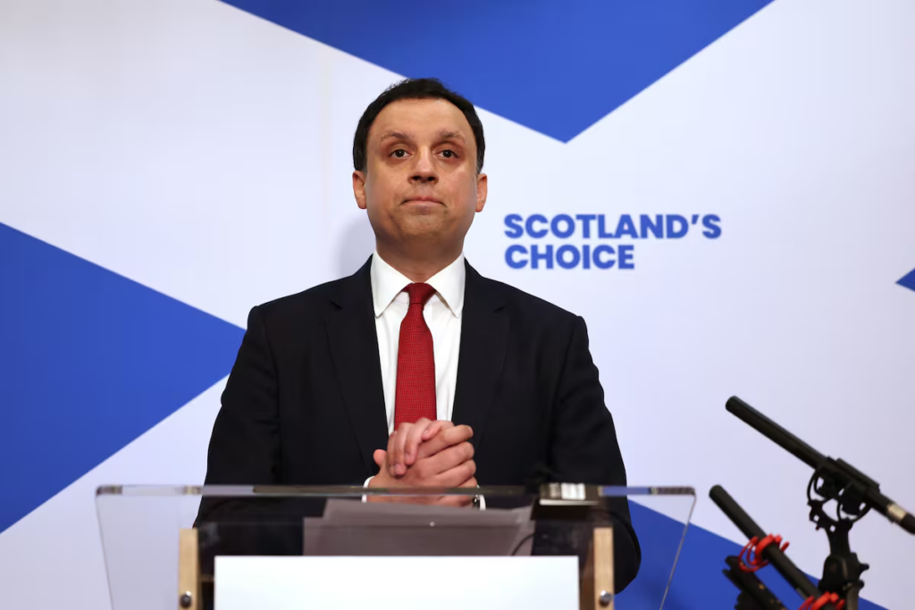 El líder laborista en Escocia agrava la crisis de Starmer al pedir su dimisión