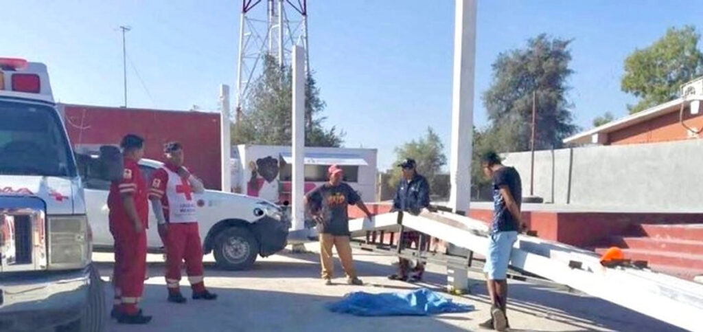 Muere niño en primaria al caerle estructura metálica