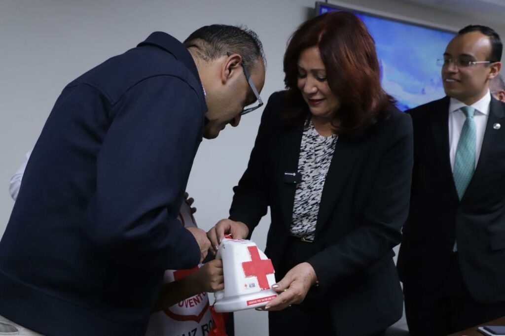 Pone alcaldesa de Tecámac Rosi Wong el ejemplo, entrega donativo en la Colecta de la Cruz Roja