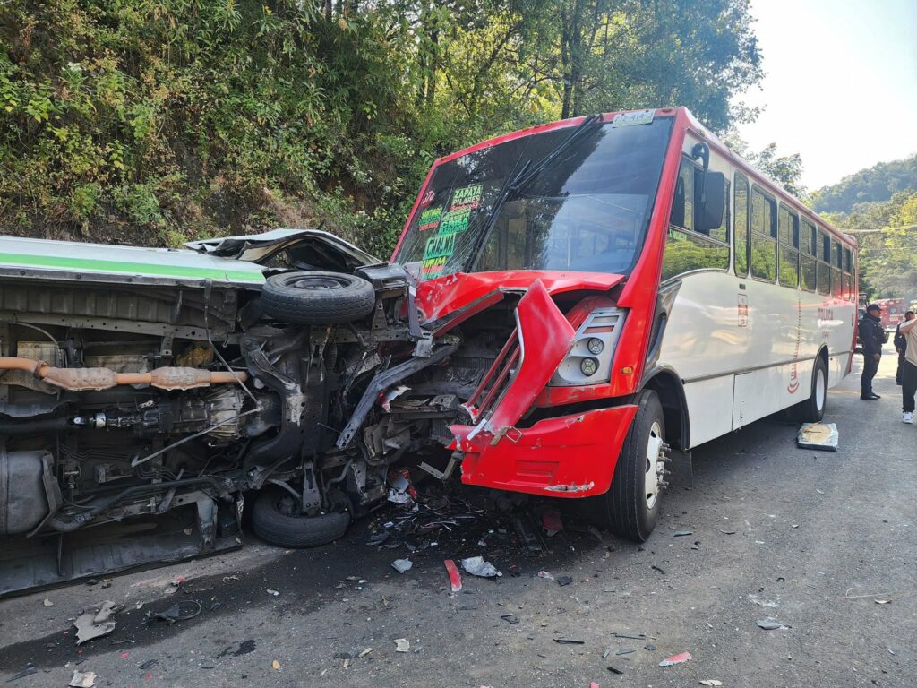 Choque en la Santiago – Chalma en Ocuilan deja dos fallecidos y 22 heridos