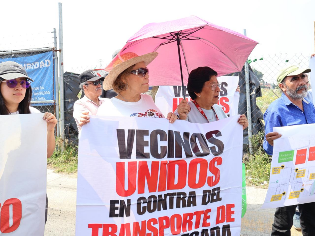 Vecinos de la colonia Independencia marchan en Toluca contra bodegas industriales