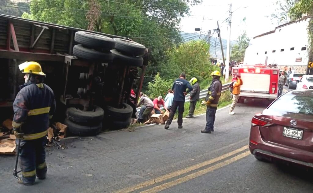 Vuelca camión de cervezas en Valle de Bravo; se desata rapiña