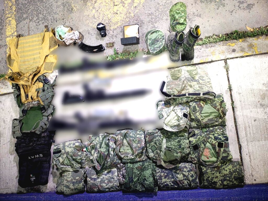 Localizan en el sur del Edoméx vehículo con armas largas, equipo táctico, droga y uniformes similares a los de la Sedena