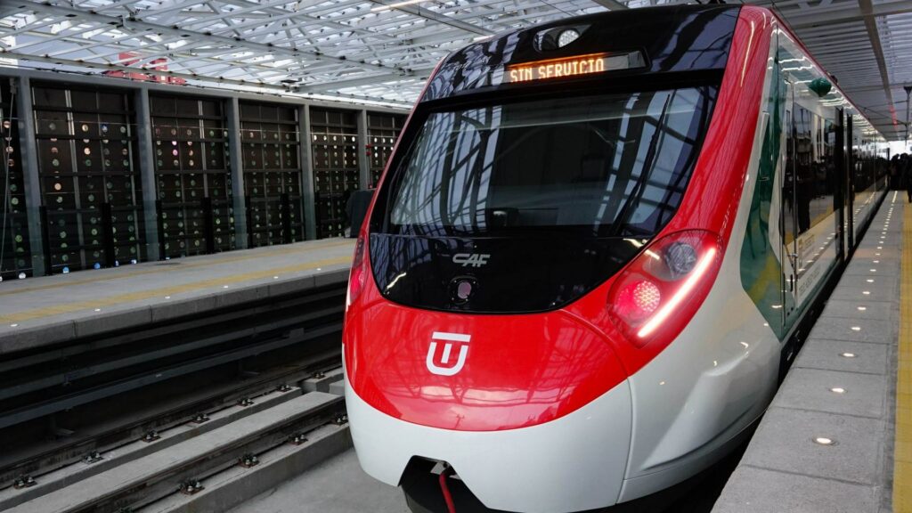 Tras 12 años de retrasos y sobrecostos, finalmente recorre su ruta completa el Tren Interurbano El Insurgente