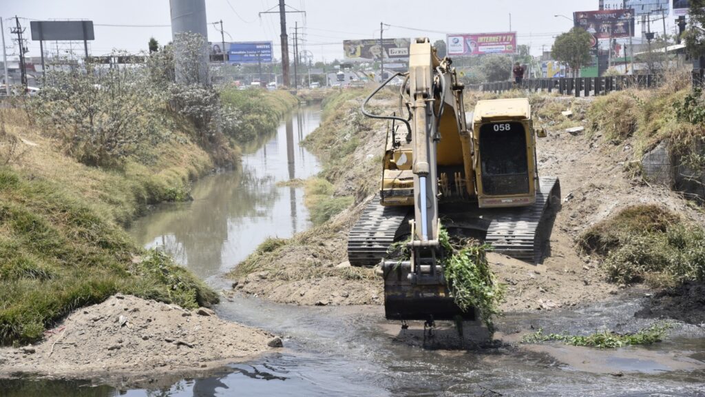San Mateo Atenco: Retiran mil 200 toneladas de azolve del canal «Zapata»