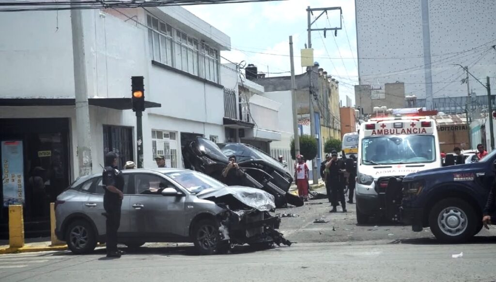Choque en el corazón de Toluca deja daños materiales en vivienda