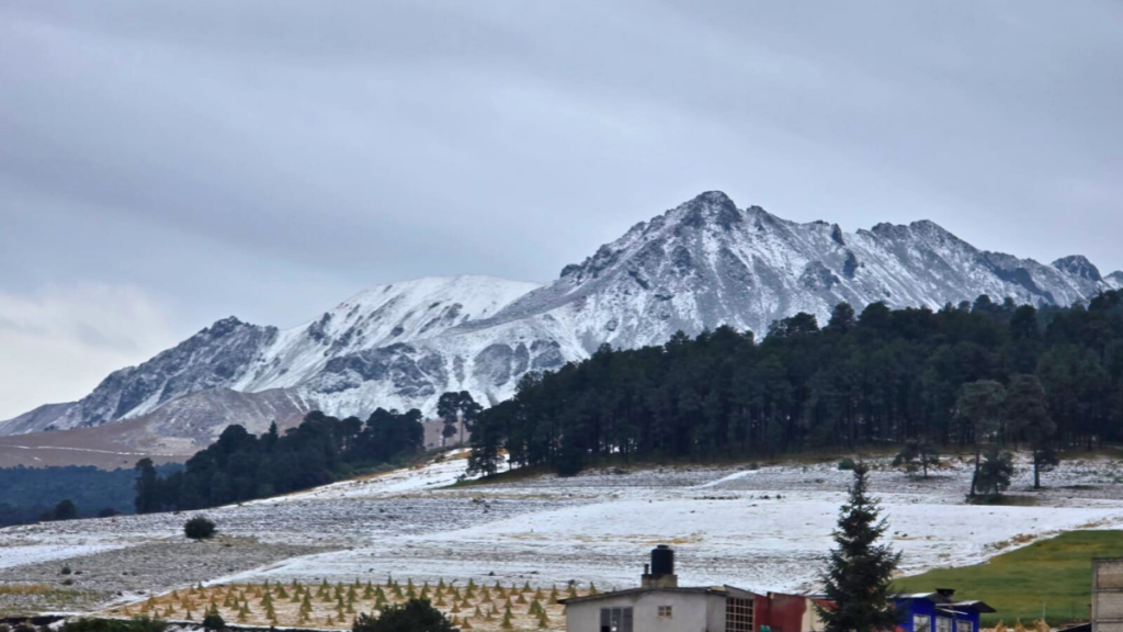 Ante bajas temperaturas cierran acceso al Nevado de Toluca