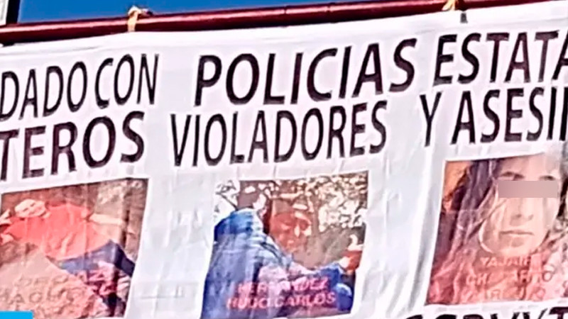 Exhiben fotos de policías «delincuentes» en mantas colgadas