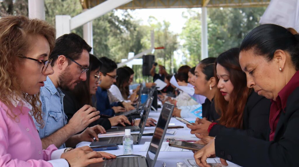 IMSS-Bienestar y Conafe concluyen en Edoméx credencialización de 3 mil maestros rurales