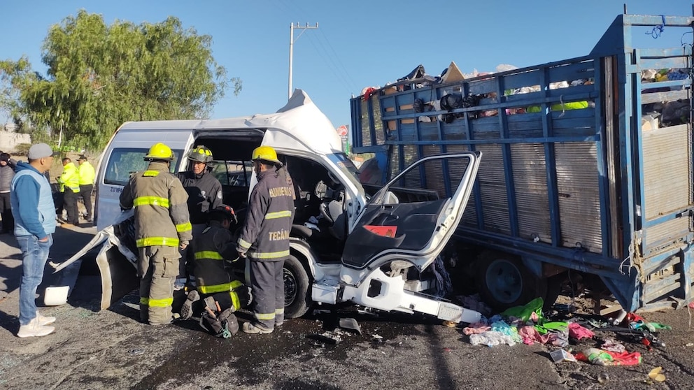 Chocan en Tecámac combi y camión de basura; hay cinco muertos y 17 heridos