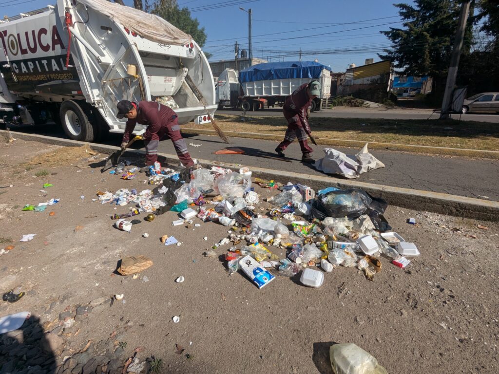 Toluca: Limpian basurero en Paseo Tollocan; arrojan hasta 12 toneladas de desechos por día