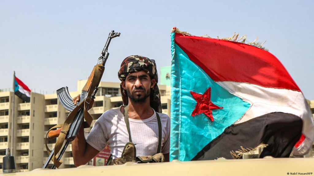 Riad ataca un cargamento de armas en puerto de Yemen