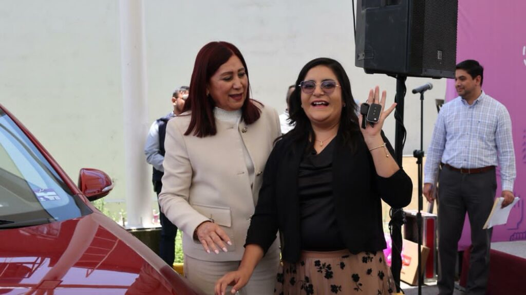 Alcaldesa Rosi Wong entrega premios a maestras y maestros ganadores de la rifa del Día del Maestro