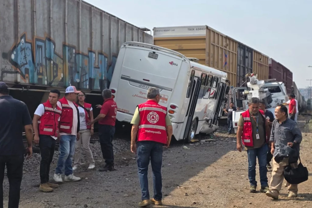 Deja nueve heridos choque entre camión de pasajeros y tren en Tlalnepantla