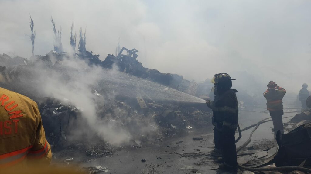Incendio consume predio con desperdicio industrial en Xonacatlán