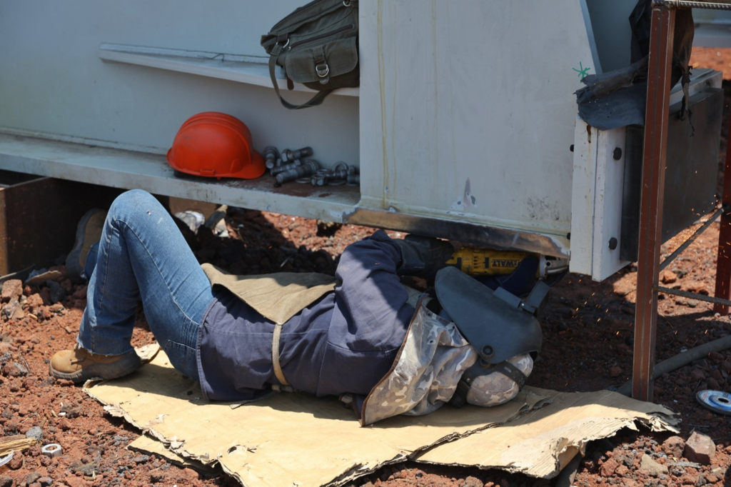 Mujeres mexiquenses participan con su trabajo y esfuerzo en la construcción del Trolebús Chalco-Santa Martha