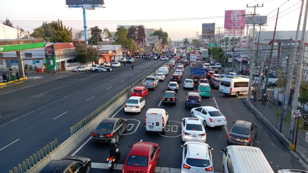 Otro bloqueo ahora en la autopista México-Toluca