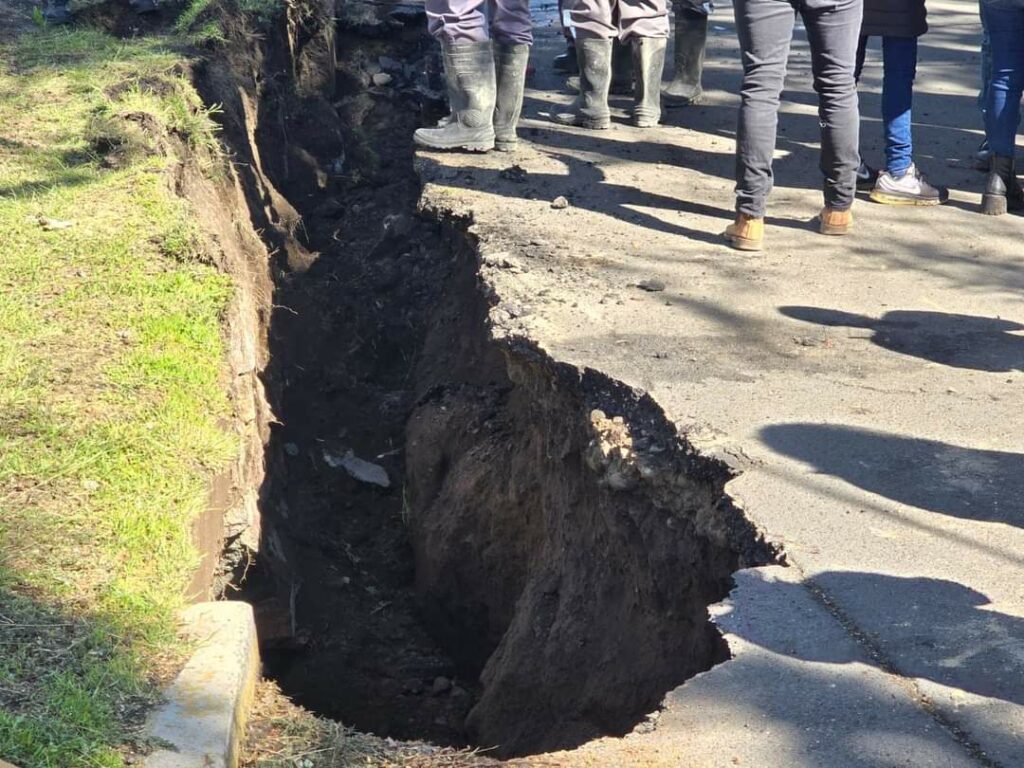 Aparece socavón de 1.80 metros en La Mora en Toluca por filtración en el Río Verdiguel