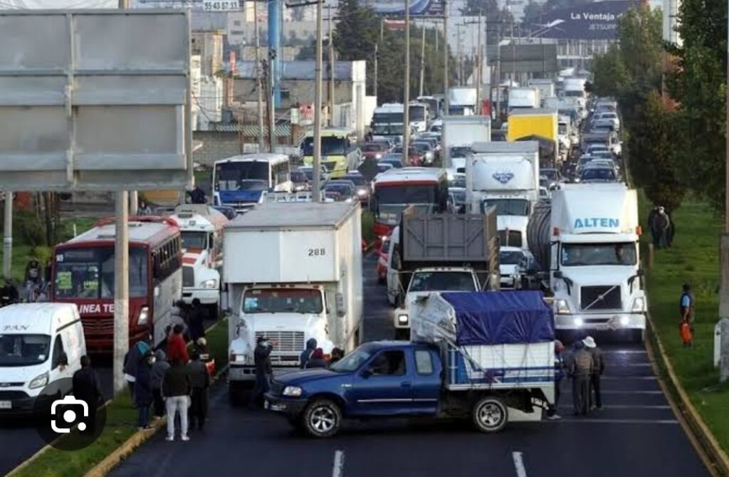 Vecinos del norte de Toluca bloquean boulevard Aeropuerto; exigen agua potable