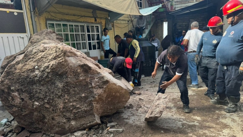 Caen enormes rocas dentro de vivienda en Tlalnepantla, Edoméx