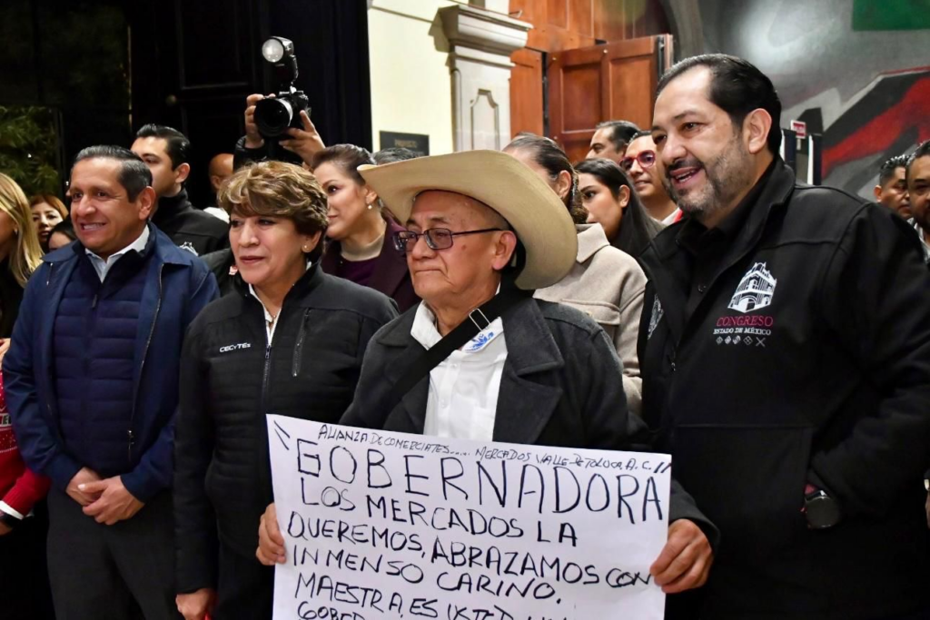 Congreso develó fachada navideña con la presencia de la Gobernadora