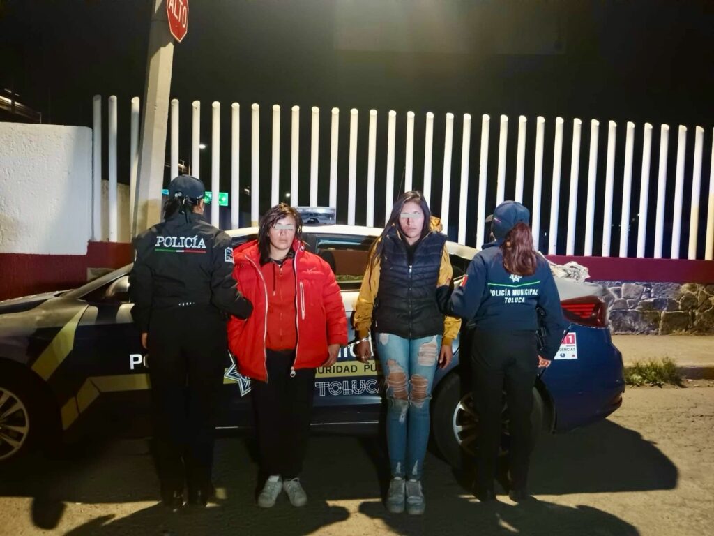 Detienen a dos mujeres por robo de cable telefónico en Toluca